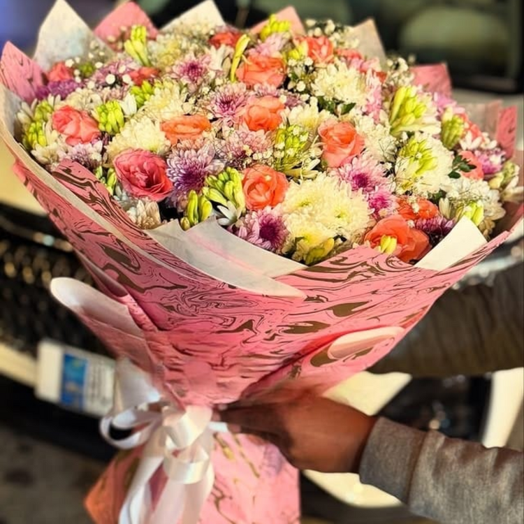 Soft Bloom Mix – Pink Roses, Chrysanthemums, Tube Roses & Baby’s Breath