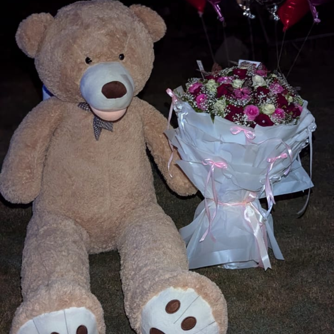 Giant Love – 12ft Teddy with Premium Bouquet 🎁✨