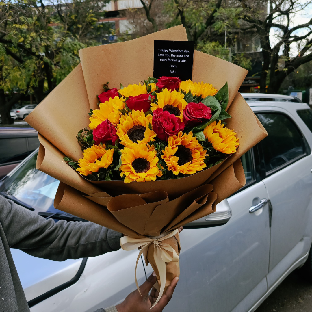 🌻🌹 Premium Sunflower & Roses Bouquet – A Radiant Expression of Love & Joy 💛❤️
