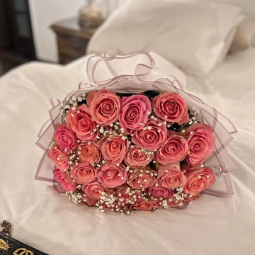 Pink Roses & Baby’s Breath – Soft, Romantic & Timeless