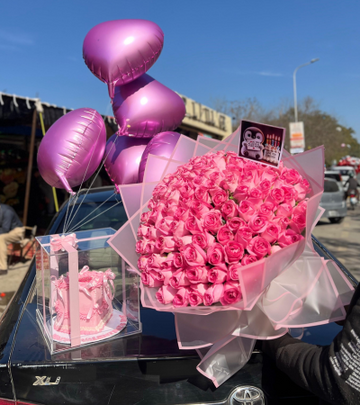 Love & Elegance – Pink Roses & Sweet Surprises