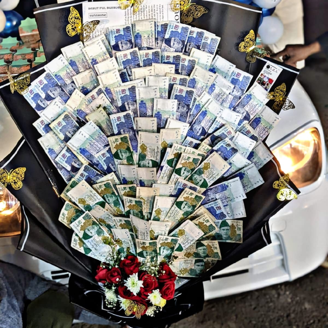 Luxurious Eidi Cash Bouquet – 1 Lac Arranged with Flowers