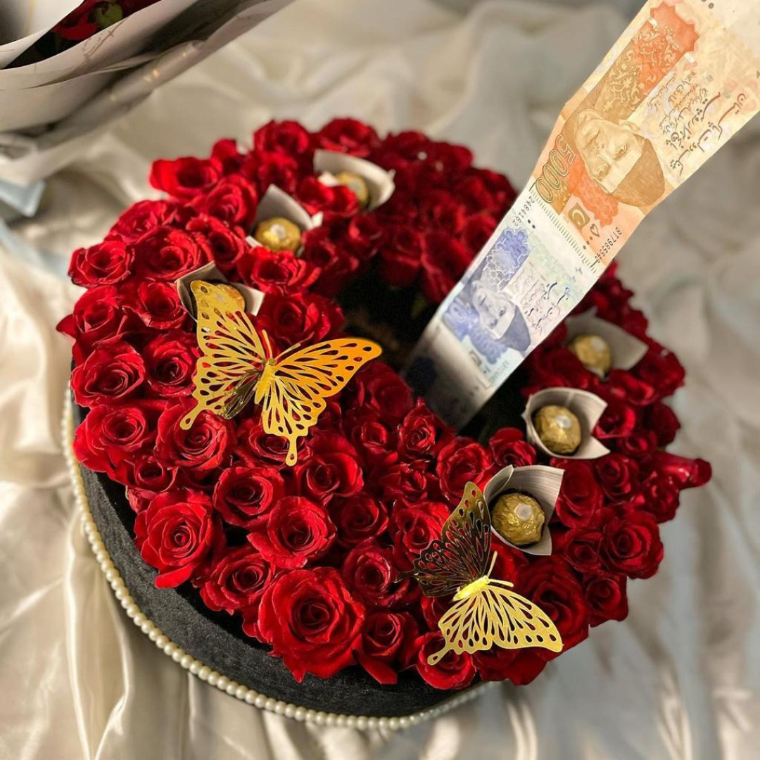 Luxury Eidi Box for Her – 20K Cash Hidden in Red Roses