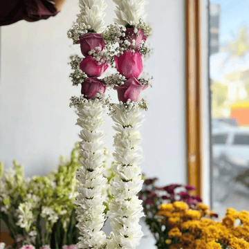 Luxury Floral Varmala – Roses with White Chrysanthemums