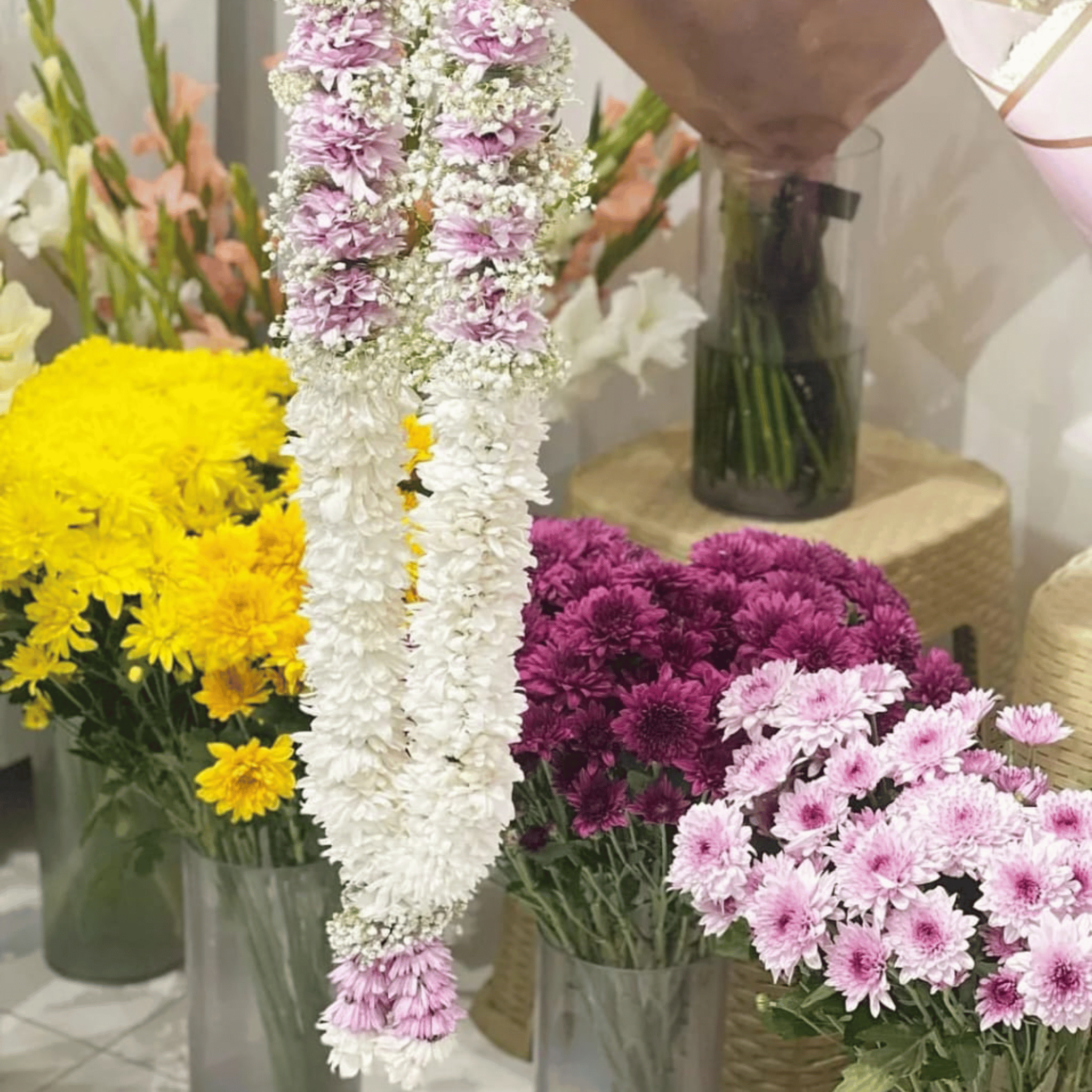 Premium Floral Garland – White Chrysanthemum & Baby Breath