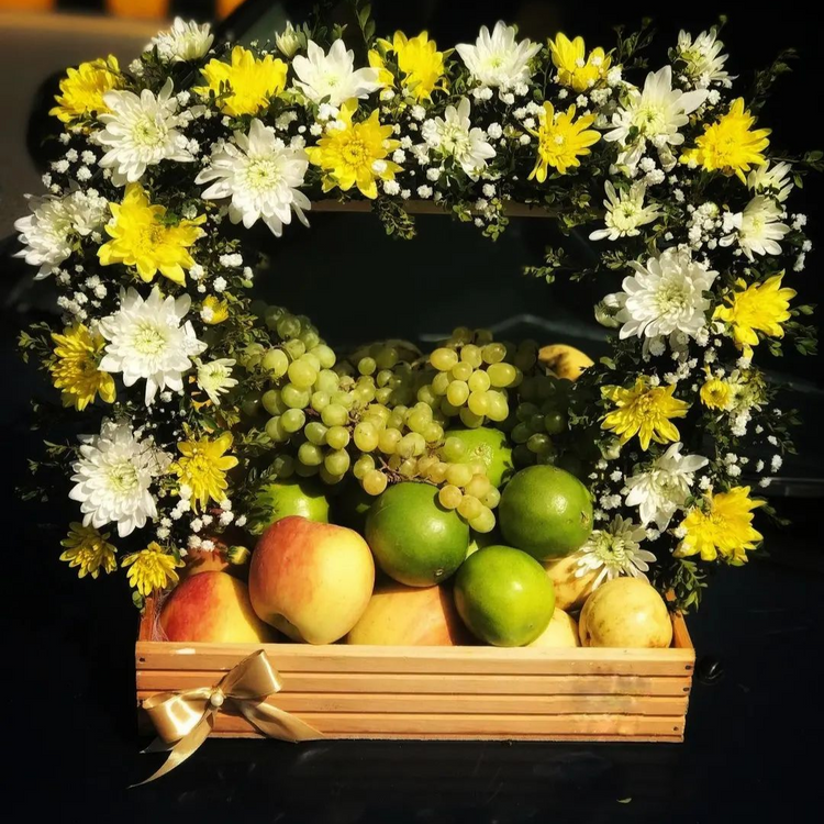 Perfect Fruit Basket with Elegant Flower Decoration – A Gift of Health & Beauty