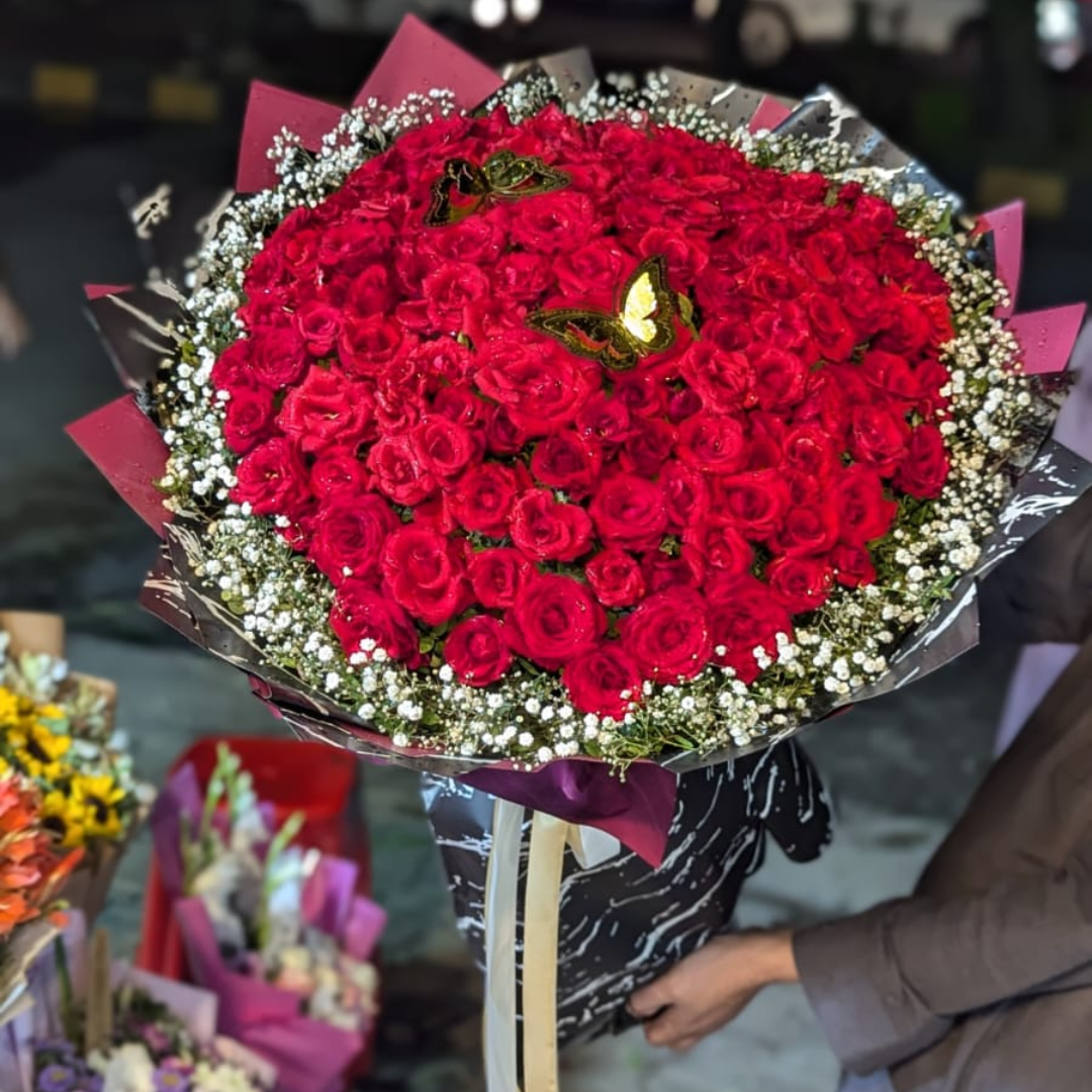 Whispers of Romance: Roses & Baby’s Breath