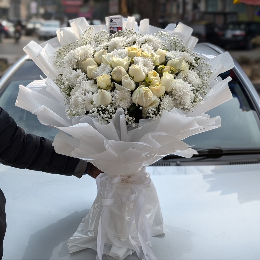 White Love: Luxurious Imported Flower Bouquet